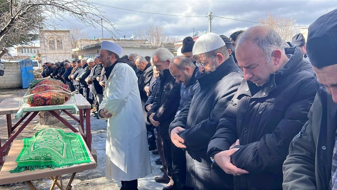 İmamın en zor görevi.. Acıya dayanamadı, cenaze namazında fenalık geçirdi 3