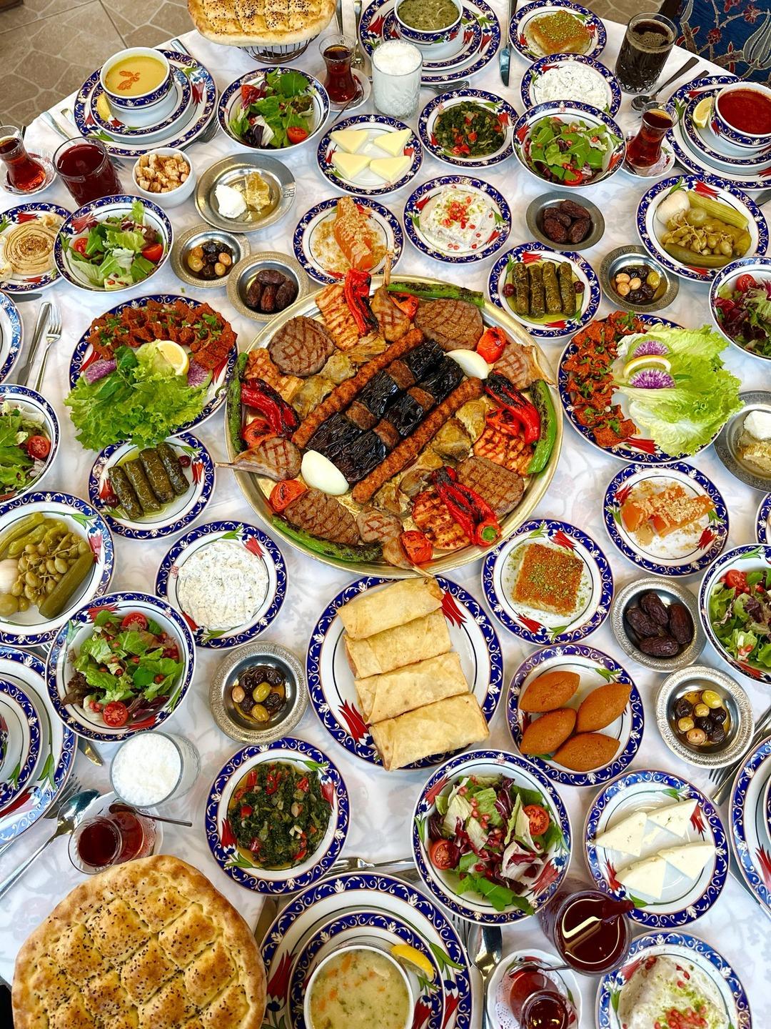 CHP li Murat Emir den Ramazan Bingöl ün paylaştığı iftar sofrasına tepki: "Halkı zerre umursamayan bu aymazlık sonunuz olacak" 2