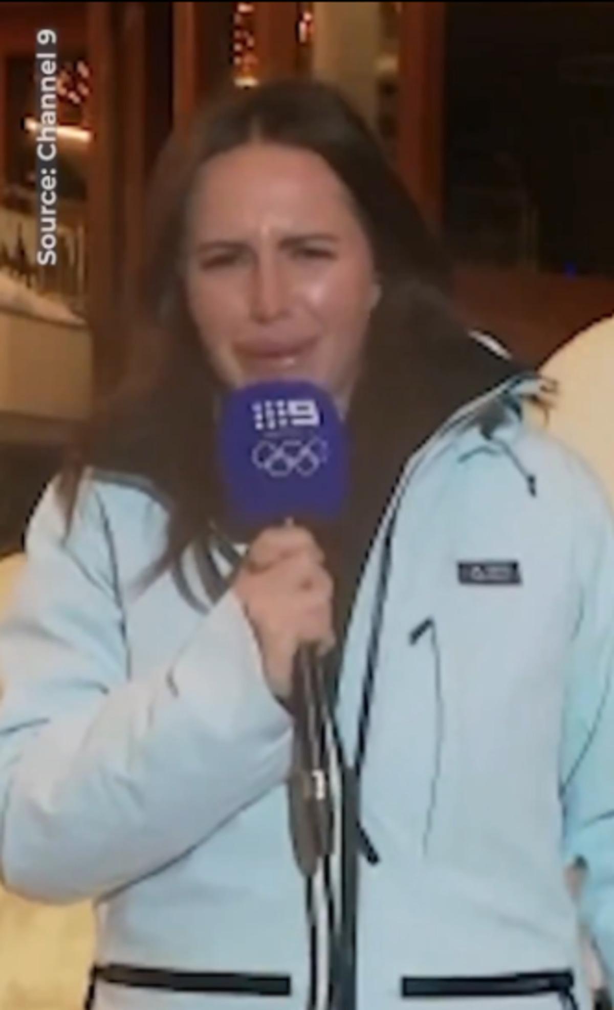 Canlı yayına alkoll&uuml; &ccedil;ıktı: Kameramanı  İguana ya benzetip karda melek yaptı! 1