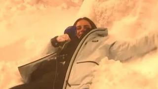 Canlı yayına alkollü çıktı: Kameramanı 'İguana'ya benzetip karda melek yaptı!