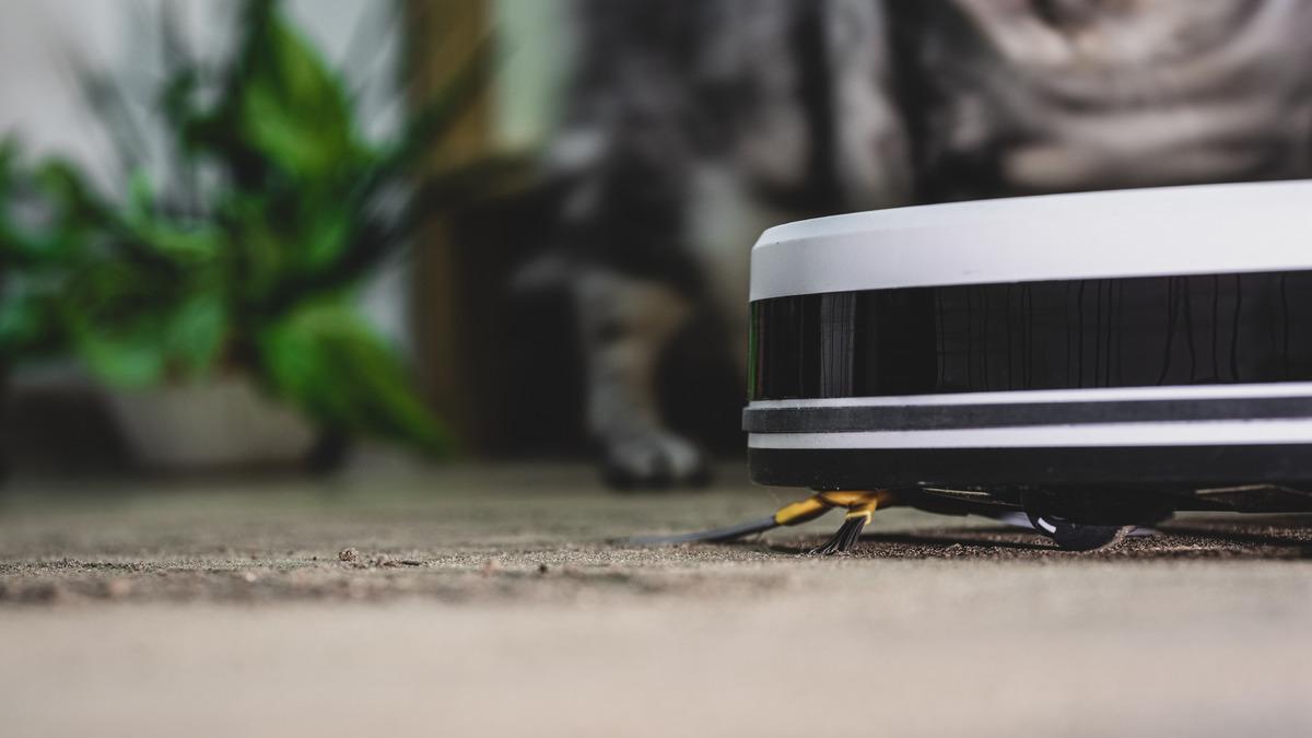 Robot süpürgesini oyun koluyla yönetmek istedi, yanlışlıkla robot süpürge ordusu oldu!