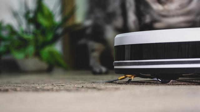 Robot süpürgesini oyun koluyla yönetmek istedi, yanlışlıkla robot süpürge ordusu oldu!