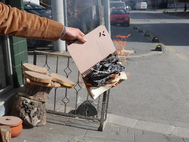 35 kişinin borcunu &uuml;stlendi, bir anda silindi! Defteri bile yaktılar
