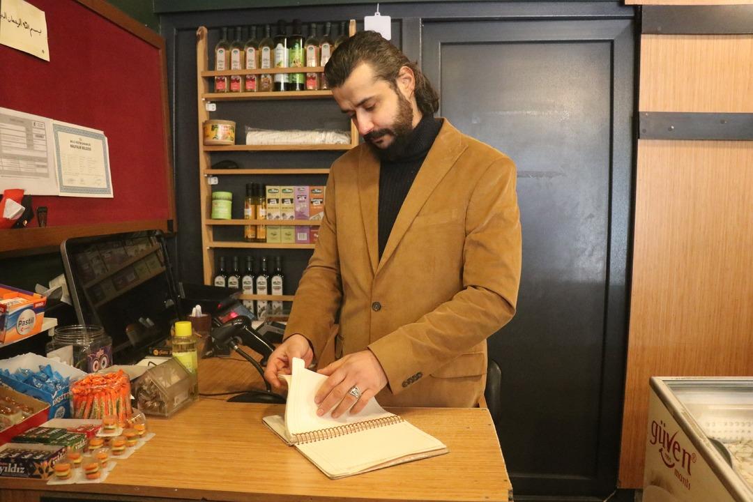 35 kişinin borcunu üstlendi, bir anda silindi! Defteri bile yaktılar 3