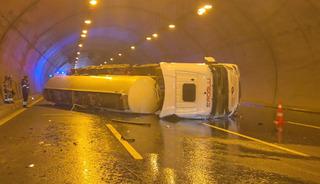 &Ccedil;atalca t&uuml;nelinde tanker devrildi! &Ccedil;ok sayıda ekip sevk edildi