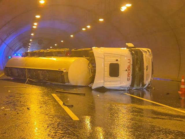 &Ccedil;atalca t&uuml;nelinde tanker devrildi! &Ccedil;ok sayıda ekip sevk edildi