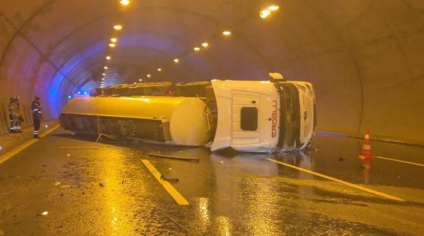 İstanbul &Ccedil;atalca t&uuml;nelinde tanker devrildi! &Ccedil;ok sayıda ekip sevk edildi