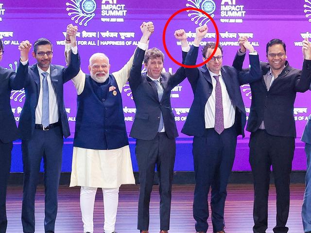 Sahnede beklenmedik hareket! Sosyal medya bu anları konuşuyor