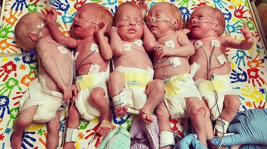 Beşizlerle geçen sıradan bir gün! Günde 60 bez değiştirip, kırk şişe süt içiyorlar