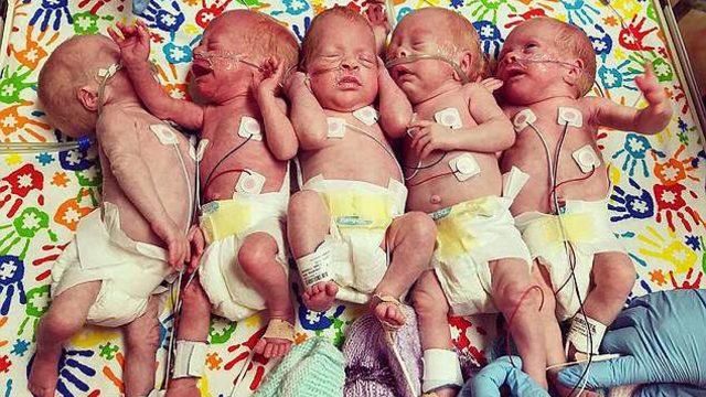 Beşizlerle geçen sıradan bir gün! Günde 60 bez değiştirip, kırk şişe süt içiyorlar