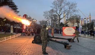 Sultanahmet&rsquo;te Ramazan'ın ilk iftarında top atışı yapıldı