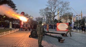Sultanahmet&rsquo;te Ramazan ayının ilk iftarında geleneksel top atışı yapıldı