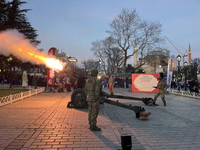 Sultanahmet&rsquo;te Ramazan'ın ilk iftarında top atışı yapıldı