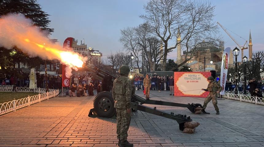 Sultanahmet&rsquo;te Ramazan ayının ilk iftarında geleneksel top atışı yapıldı