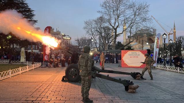 Sultanahmet’te Ramazan ayının ilk iftarında geleneksel top atışı yapıldı