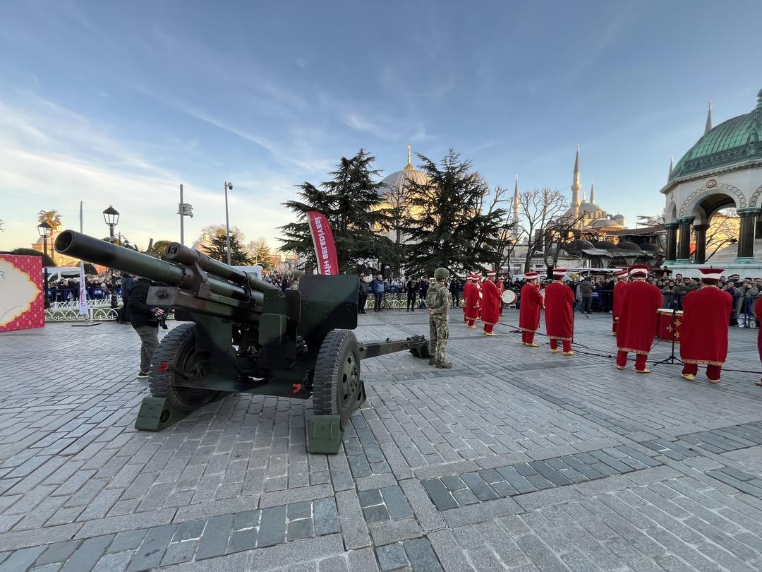 Sultanahmet&rsquo;te Ramazan ayının ilk iftarında geleneksel top atışı yapıldı 2