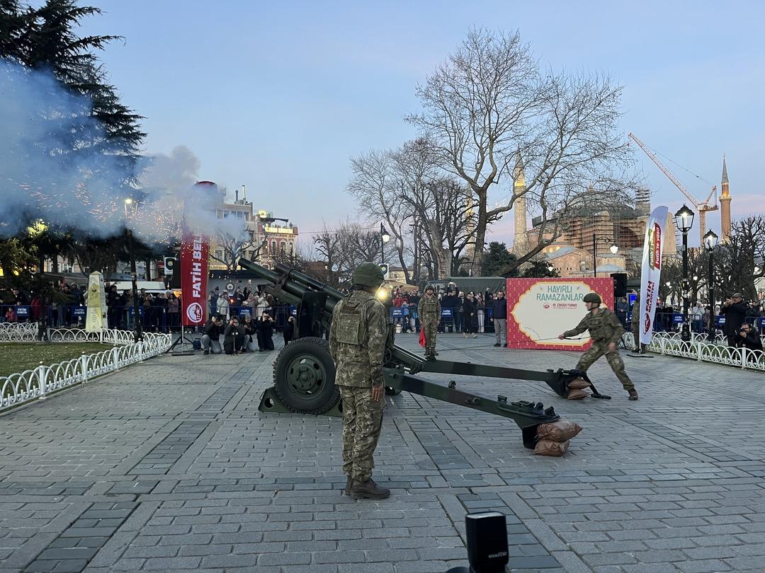 Sultanahmet&rsquo;te Ramazan ayının ilk iftarında geleneksel top atışı yapıldı 3