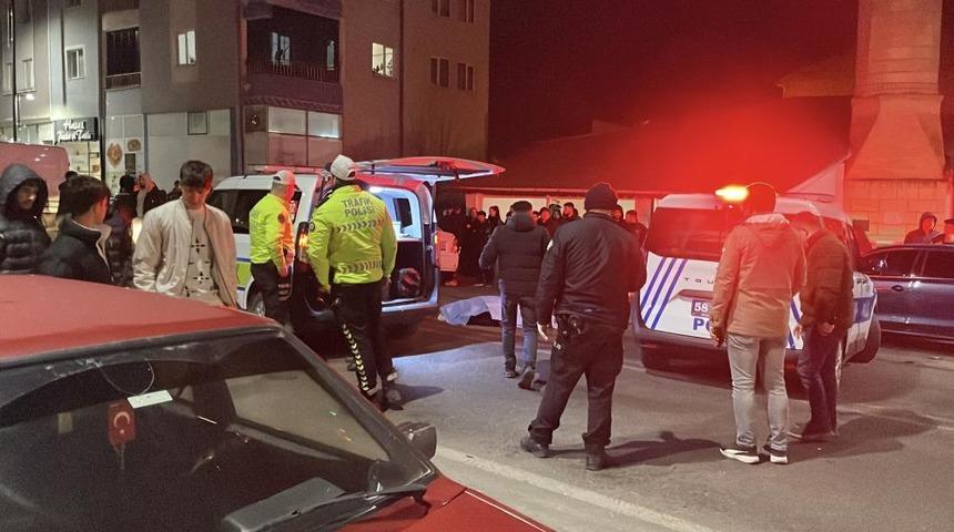 Teravih namazına giderken otomobilin &ccedil;arptığı kadın hayatını kaybetti, gelini yaralandı