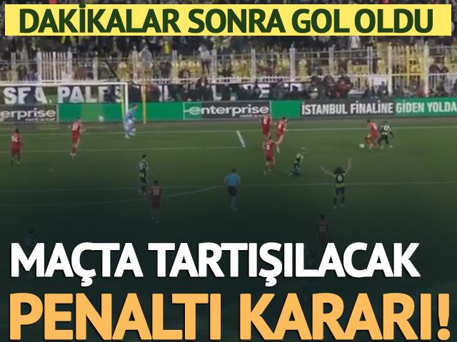 Fenerbah&ccedil;e cephesi isyanda! Talisca'nın şutunda penaltı es ge&ccedil;ildi, Domenico Tedesco &ccedil;ıldırdı!