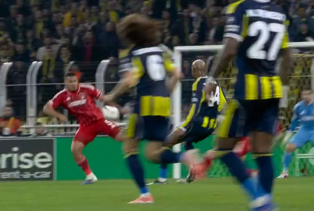 Fenerbahçe cephesi isyanda! Talisca nın şutunda penaltı es geçildi, Domenico Tedesco çıldırdı! 1