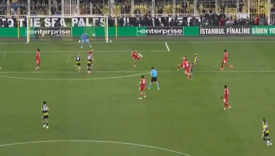 Fenerbahçe cephesi isyanda! Talisca nın şutunda penaltı es geçildi, Domenico Tedesco çıldırdı! 2