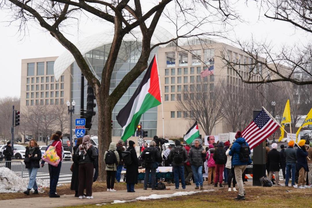 Gazze Barış Kurulu toplantısı sırasında Filistin destek&ccedil;ilerinden protesto: 2 g&ouml;zaltı 1