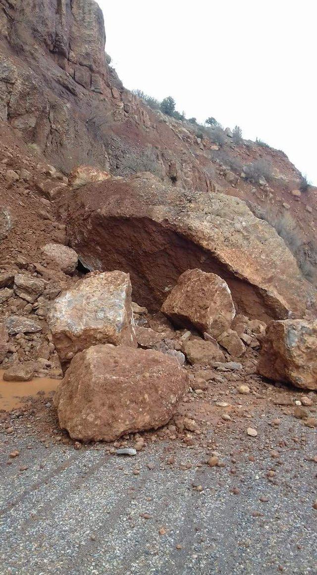 Kayseri'de heyelan; dev kayalar yolu kapattı