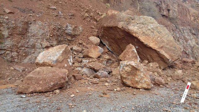 Kayseri'de heyelan; dev kayalar yolu kapattı