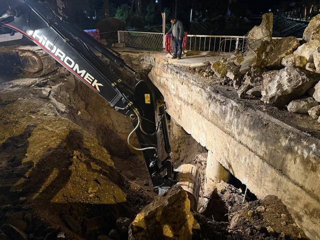 Mersin de dere &uuml;st&uuml;ndeki k&ouml;pr&uuml;n&uuml;n bir kısmı &ccedil;&ouml;kt&uuml; 1