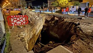 Mersin'de dere &uuml;st&uuml;ndeki k&ouml;pr&uuml;n&uuml;n bir kısmı &ccedil;&ouml;kt&uuml;