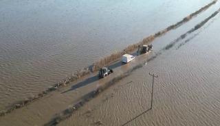 Sel sularında ara&ccedil;ta mahsur kalan s&uuml;r&uuml;c&uuml; ekiplerce kurtarıldı