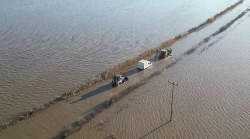 Sel sularında ara&ccedil;ta mahsur kalan s&uuml;r&uuml;c&uuml; ekiplerce kurtarıldı