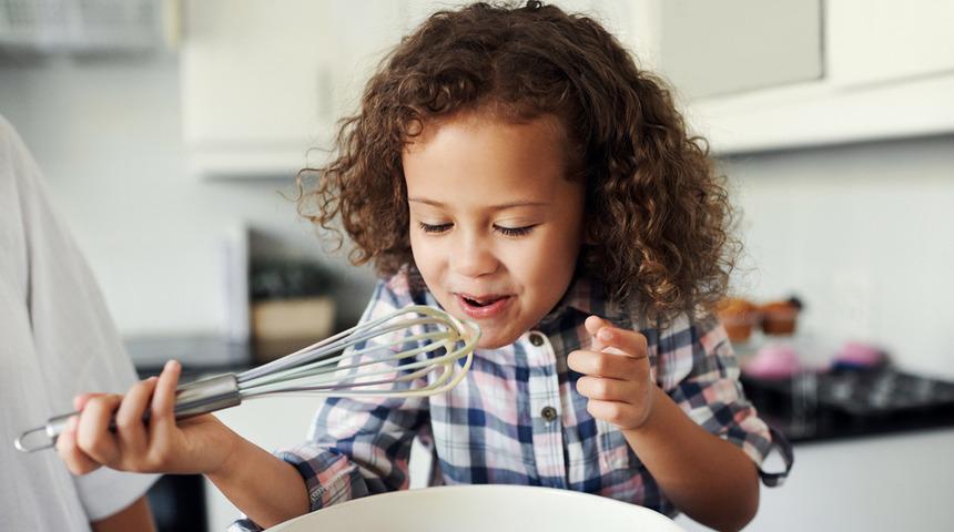 Oyuncak bebekleri unutun! Bilime g&ouml;re &ccedil;ocuk gelişimini bu mutfak aletleri destekliyor
