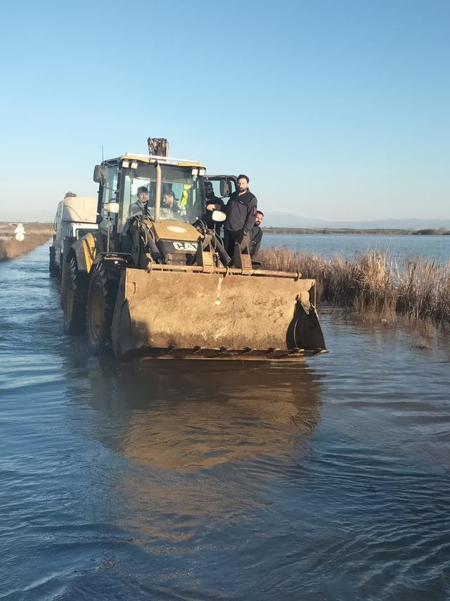 Bursa da &Ccedil;apraz &Ccedil;ayı nın taşmasıyla Harmanlı kara yolu ile Harmanlı K&ouml;pr&uuml;s&uuml; ulaşıma kapandı 1