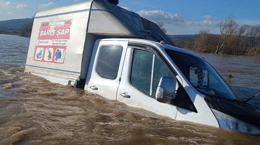 Bursa'da &Ccedil;apraz &Ccedil;ayı'nın taşmasıyla Harmanlı kara yolu ile Harmanlı K&ouml;pr&uuml;s&uuml; ulaşıma kapandı
