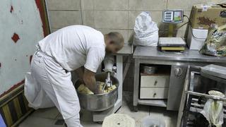 Son dakika: Mide bulandıran g&ouml;r&uuml;nt&uuml;ler! Ayaklarıyla hamur &ccedil;iğnediği anlar sosyal medyada yayıldı