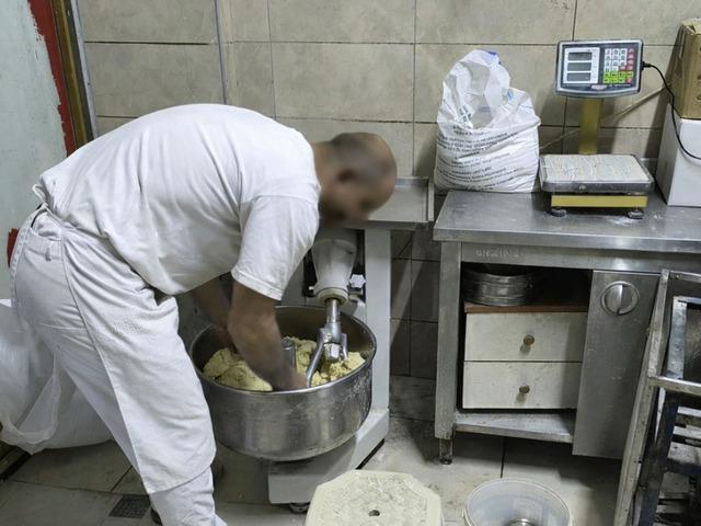 Mide bulandıran g&ouml;r&uuml;nt&uuml;ler! Ayaklarıyla hamur &ccedil;iğnediği anlar sosyal medyada yayıldı