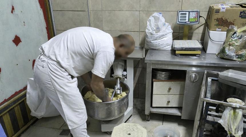 Mide bulandıran g&ouml;r&uuml;nt&uuml;ler! Ayaklarıyla hamur &ccedil;iğnediği anlar sosyal medyada yayıldı