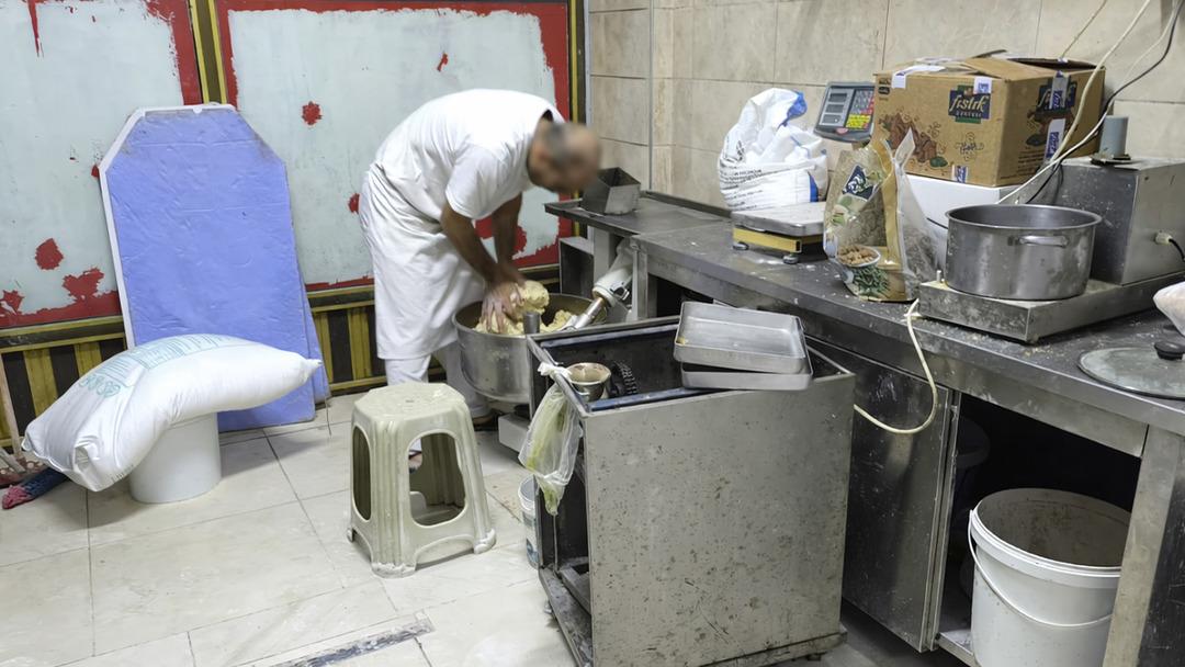Mide bulandıran g&ouml;r&uuml;nt&uuml;ler! Ayaklarıyla hamur &ccedil;iğnediği anlar sosyal medyada yayıldı 3