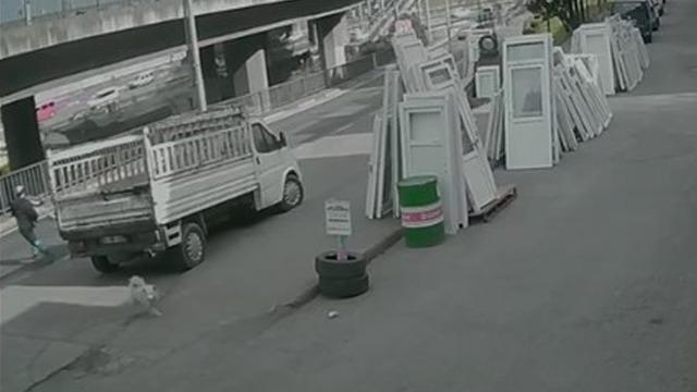Köpekten kaçarken otobüsün altında kaldı! Metrelerce sürüklenen üniversite öğrencisi yaşam mücadelesi veriyor