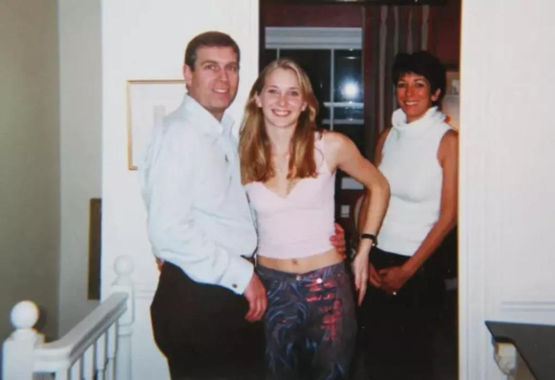 Skandalın fotoğrafı! Prens Andrew in &ccedil;&ouml;k&uuml;ş&uuml; d&uuml;nyanın g&uuml;ndeminde 3