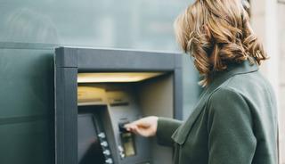 ATM&rsquo;lerde bu hatayı sakın yapmayın: Kartınızı geri alamayabilirsiniz