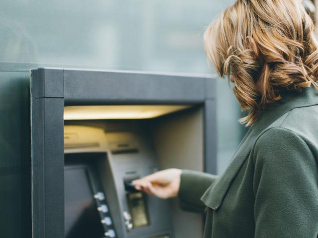 ATM&rsquo;lerde bu hatayı sakın yapmayın: Kartınızı geri alamayabilirsiniz