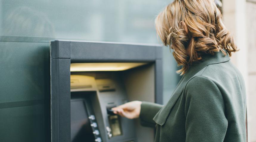 ATM&rsquo;lerde bu hatayı sakın yapmayın: Kartınızı geri alamayabilirsiniz