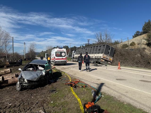Bolu da tırla &ccedil;arpışan otomobilin s&uuml;r&uuml;c&uuml;s&uuml; &ouml;ld&uuml; 4