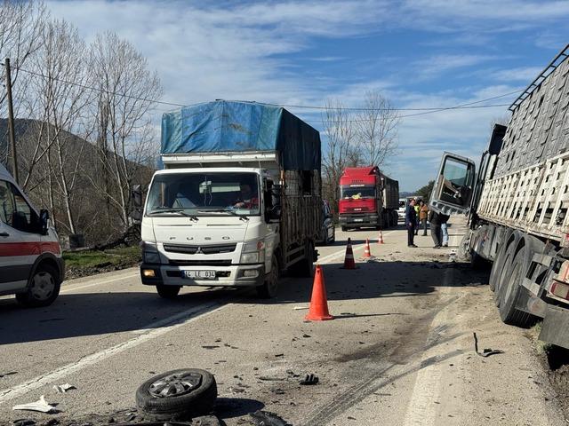 Bolu da tırla &ccedil;arpışan otomobilin s&uuml;r&uuml;c&uuml;s&uuml; &ouml;ld&uuml; 3