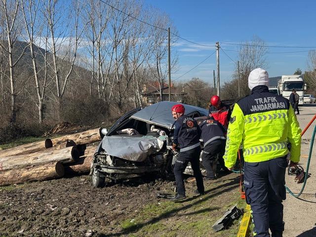 Bolu da tırla &ccedil;arpışan otomobilin s&uuml;r&uuml;c&uuml;s&uuml; &ouml;ld&uuml; 2