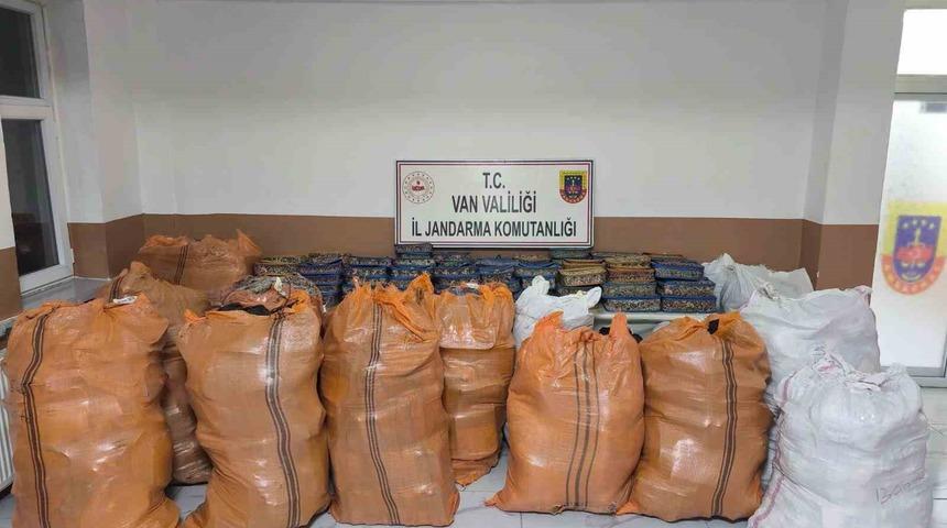 Van&rsquo;da g&uuml;mr&uuml;k ka&ccedil;ağı malzeme ele ge&ccedil;irildi