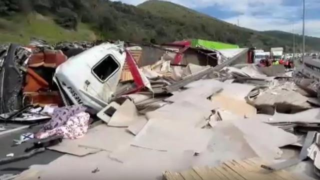 Son dakika | TEM'de kaza! İki tır çarpıştı, İstanbul yönü trafiğe kapatıldı