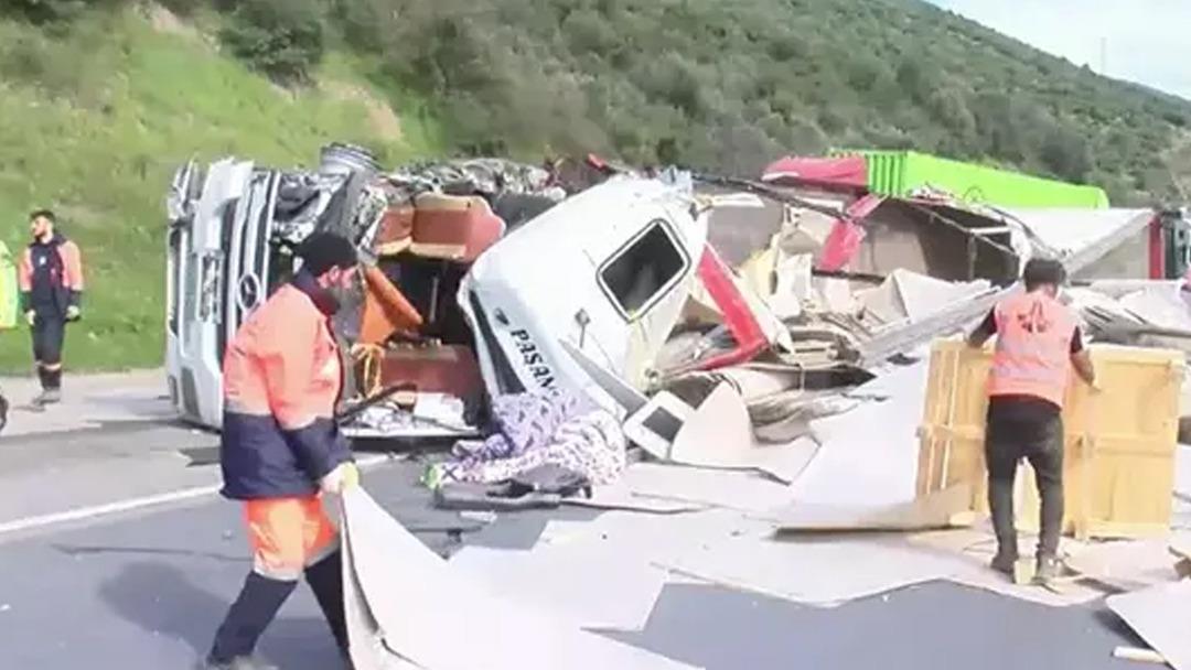 Son dakika | TEM de kaza! İki tır &ccedil;arpıştı, İstanbul y&ouml;n&uuml; trafiğe kapatıldı 1